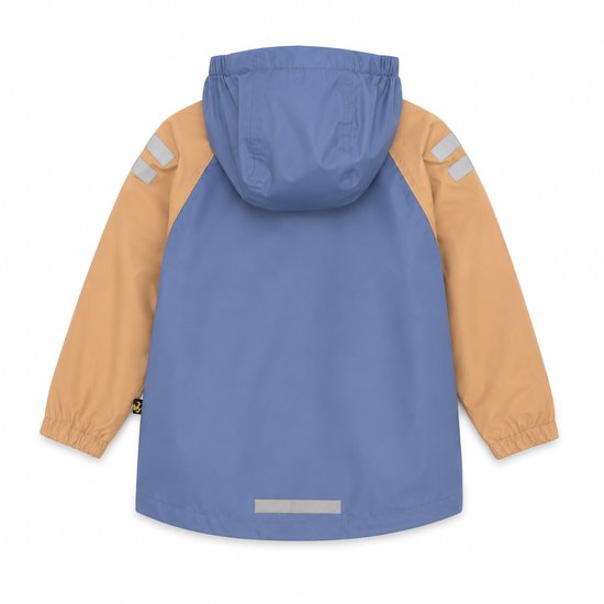Achterkant van een blauwe jas met beige mouwen en capuchon. Reflecterende strepen.