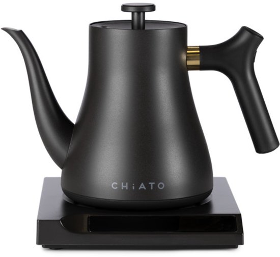 Zwarte CHiATO waterkoker met gouden accent op het handvat, op een zwarte standaard.
