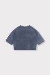 Blauwe, gebreide crop top met korte mouwen en de tekst 'TEAM ALIX' op de rug.