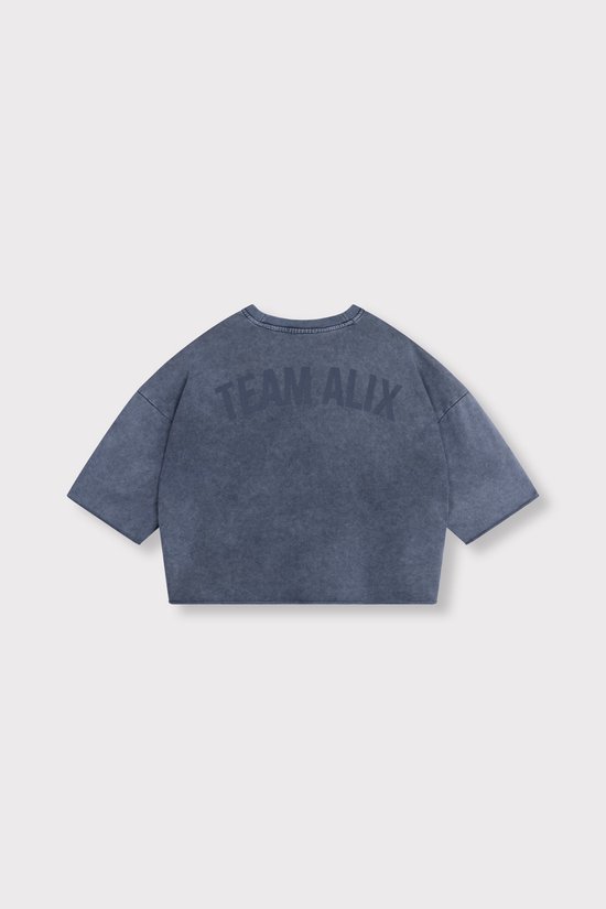 Blauwe, gebreide crop top met korte mouwen en de tekst 'TEAM ALIX' op de rug.