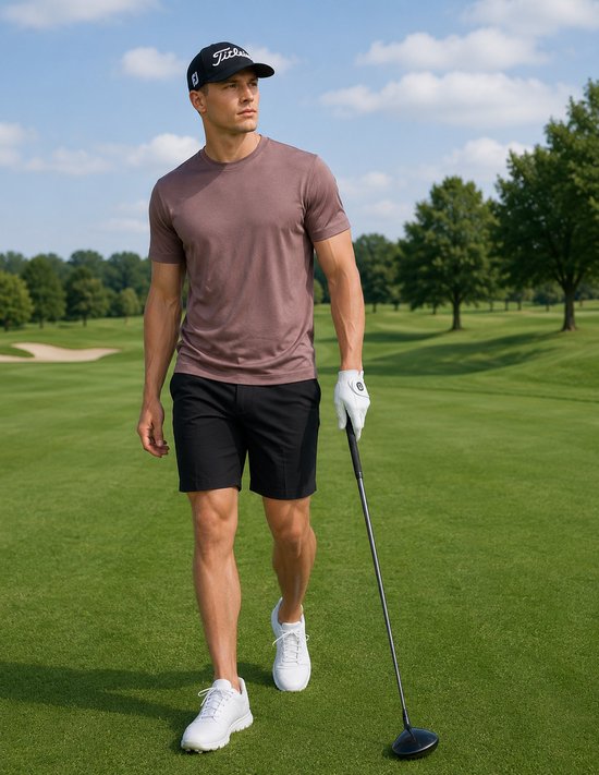 Man in roodbruin shirt en zwarte shorts loopt op golfbaan met golfclub.