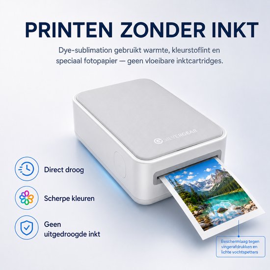 Zilverkleurige Silvergear dye-sublimatie printer met een foto van een bergmeer en een rotsachtige kustlijn die uit de printer komt.