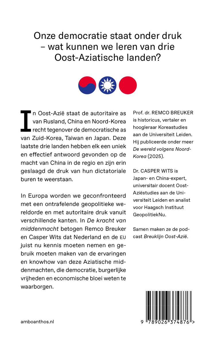 Boekomslag met de titel 'Onze democratie staat onder druk'. Drie cirkels met vlaggen: Zuid-Korea, Taiwan en Japan. Tekst over democratie en Oost-Azië.