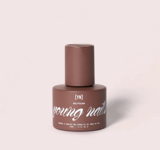 Young Nails gel polish flesje in de kleur bruin met witte tekst.