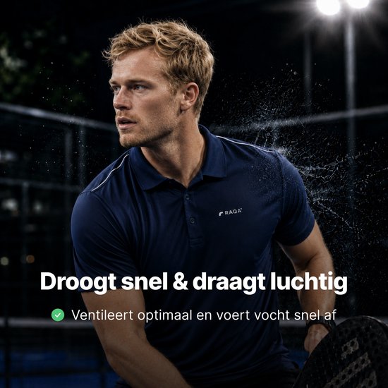 Man in donkerblauw poloshirt met witte accenten op een sportveld.