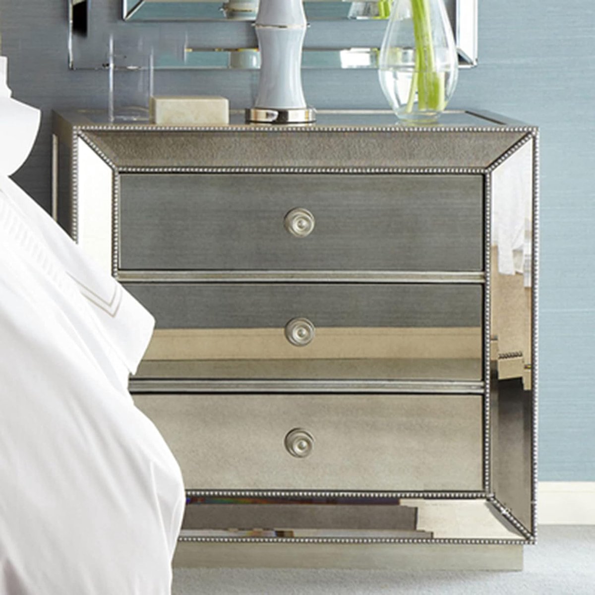 Nachtkastje met Spiegel – Neoklassiek Vintage Design met 3 Lades & Soft-Close Geleiders – Zilver – 55 x 38 x 55 cm – Luxe Slaapkamer Kastje – Mobili Bella