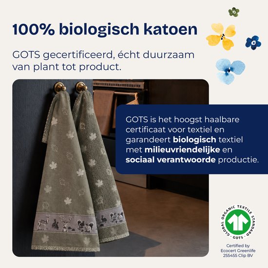 Deux torchons vert foncé avec un motif de feuilles et une bordure d'animaux de la forêt, suspendus à des crochets.