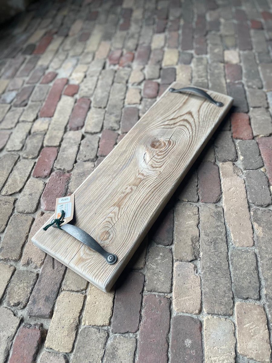 Hapjesplank | Tapasplank | Borrelplank met handvaten 19cm breed 60cm lang gerecycled hout. Nr: L072