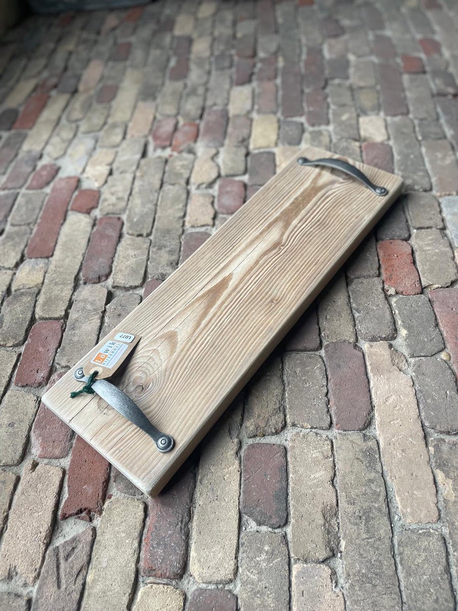 Hapjesplank | Tapasplank | Borrelplank met handvaten 19cm breed 60cm lang gerecycled hout. Nr: L077