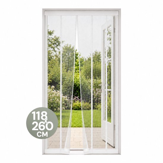 Een openstaande witte deur met een wit lamellenhor van 118x260 cm, die uitkijkt op een groene tuin.