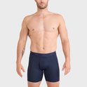 Man draagt een donkerblauwe boxer met een all-over subtiel ruitpatroon en de SAXX-band.