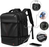 Zwarte rugzak met zijdelingse rode stiksels, met USB-poort en telefoon. Details tonen bagage-inzetstuk, vergrendeling en interieur.