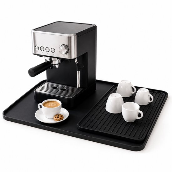 Zwarte siliconen afdruipmat met een espressomachine en vier kopjes.