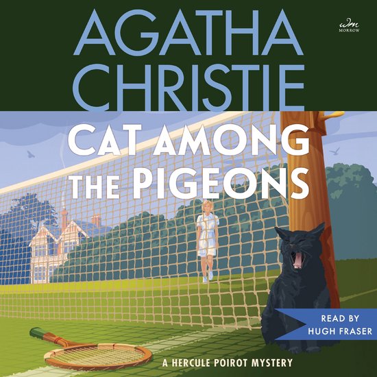 Agatha Christie - Cat Among the Pigeons: Een zwarte kat gaapt op een tennisbaan, met een vrouw in een jurk in de verte. Tennisrackets liggen op de grond.