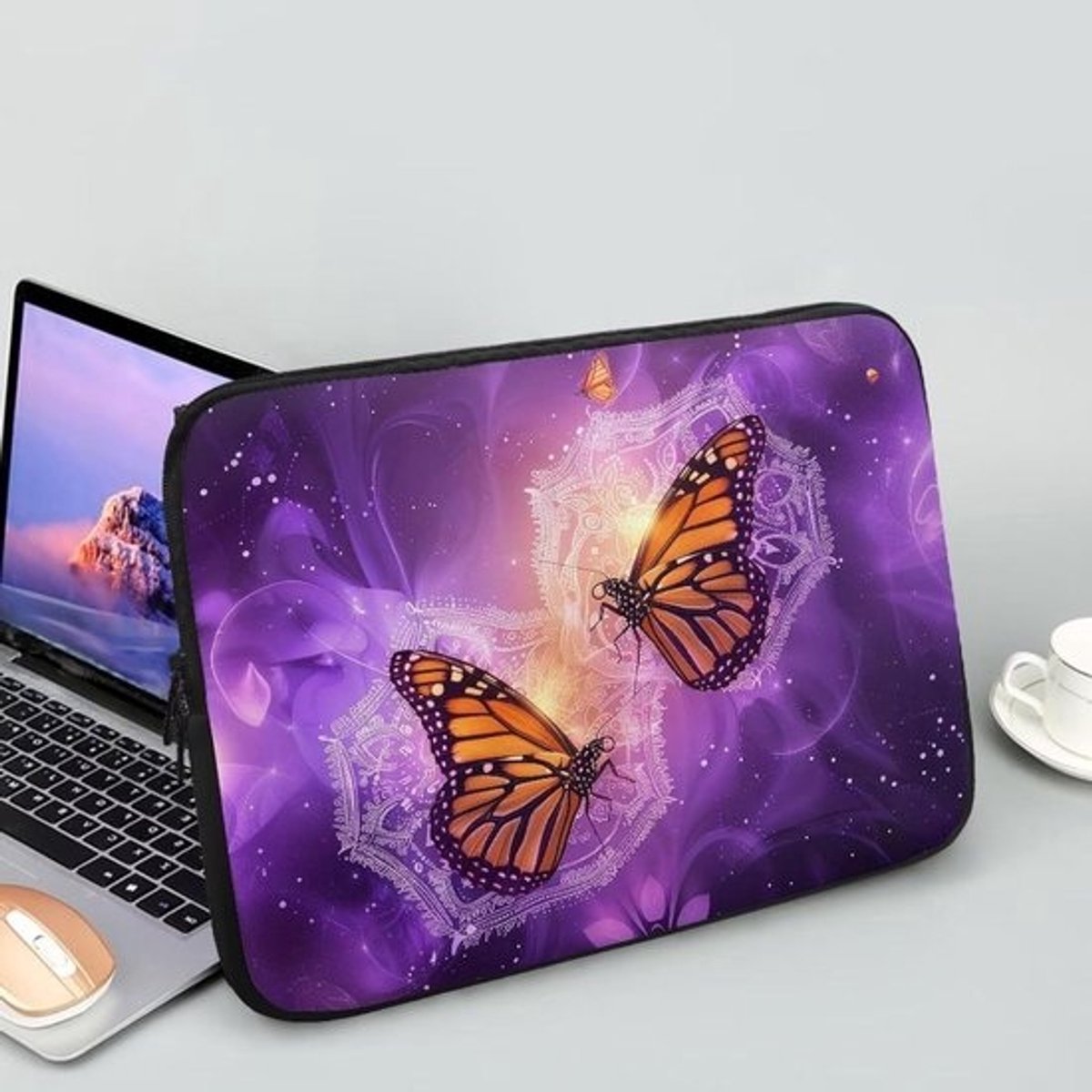 Laptoptas Mouw - Notebook Hoes - Laptop Bescherming - Waterbestendig Materiaal - 13 inch - Paarse Sterrenhemel Vlinder