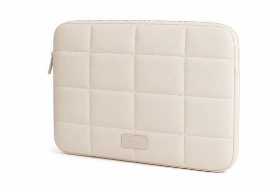 Housse d'ordinateur portable crème avec motifs matelassés carrés et un petit logo.