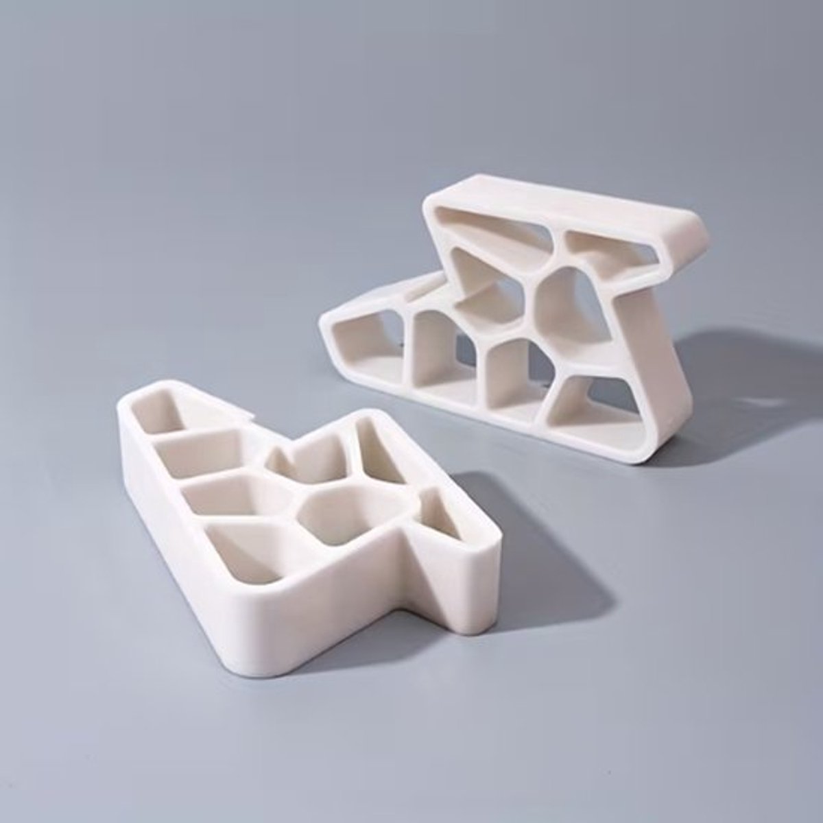 Raam Uitzetter - Raamstopper - 2 Stuks - Deurstopper - Vensterstopper - Tools Deurstopper - Deur- Raambevestiging en beveiliging - Raamsluiter - Raamslot - Raambegrenzer - Vensterbegrenzer - Raamvergrendeling - Venstervergrendeling - Wit