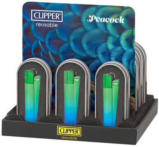 Display met Clipper hervulbare aanstekers met een peacock-print. De aanstekers hebben een groen-blauwe kleurovergang.