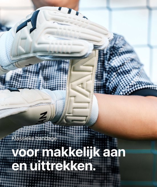 Sluiting van een witte keepershandschoen met "T1TAN" opdruk, met een "klassieke bandage".