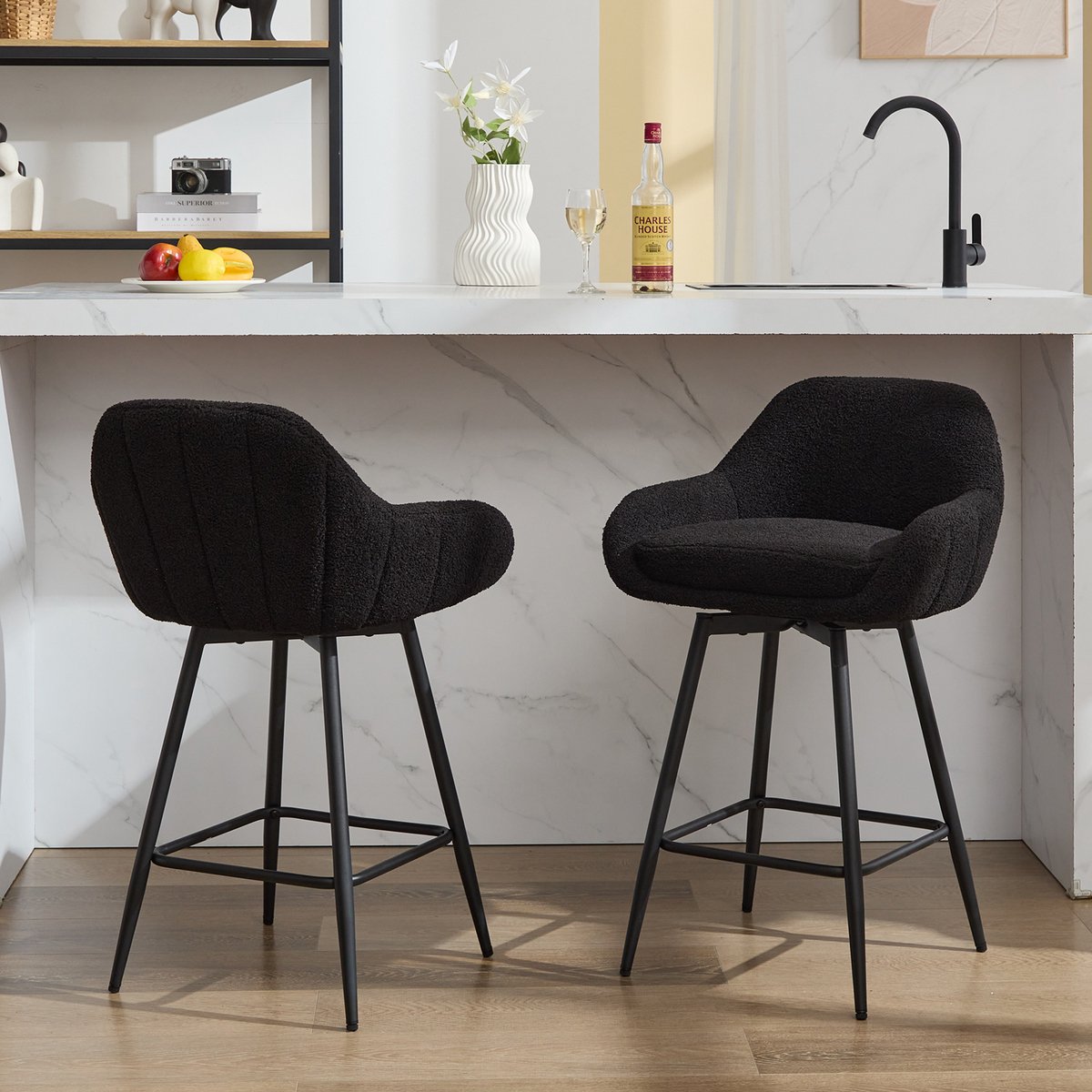 Triumpunpre - Set van 2 Draaibare Counter Barstoelen - Gestoffeerde Keukenstoelen Met Rug‑ En Armleuning - Verstelbare Voetsteun - Metalen Onderstel voor Keukeneiland Thuisbar - Teddyfluweel Zwart