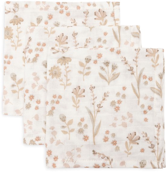 Drie witte mousseline washandjes met een delicate bloemenprint in beige en oranje tinten.