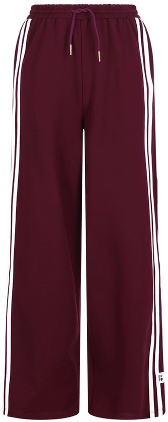 Bordeauxrode wijde joggingbroek met elastische tailleband, trekkoord en witte strepen aan de zijkanten.