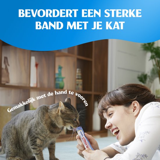 Een vrouw voert een kat met een Churu snack. "Bevordert een sterke band met je kat".