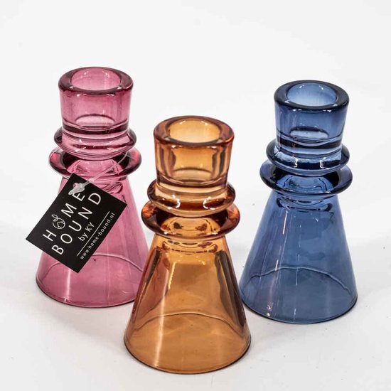 Drie glazen kaarsenstandaarden in het roze, oranje en blauw met conische voeten.