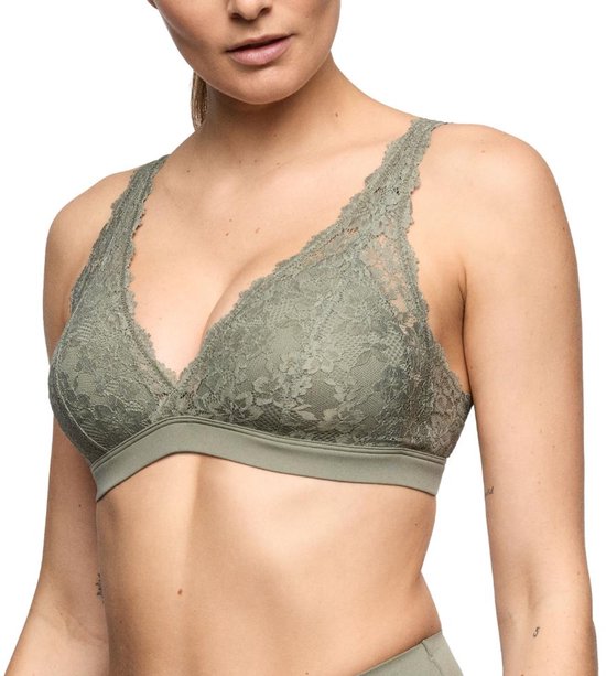 Close-up van een groene kanten bralette met V-hals en kanten randen.