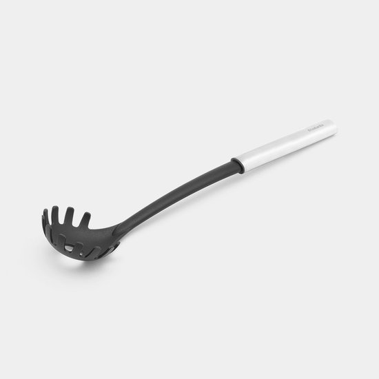 Brabantia spaghettilepel met zwarte kop en roestvrijstalen steel.