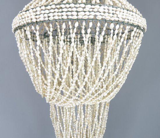 Lamp van witte schelpen op een metalen frame, uitlopend naar beneden met lange kettingen van schelpen.
