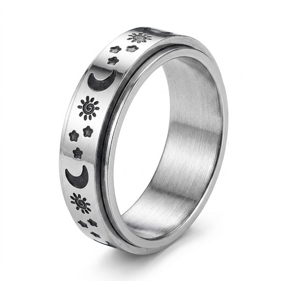 Zilverkleurige draaibare bandring met een rondom lopend patroon van manen, sterren en zonnen.