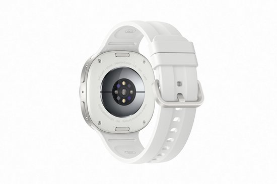 Achterkant van een witte Samsung Galaxy Watch 9 met sensoren en productinformatie.
