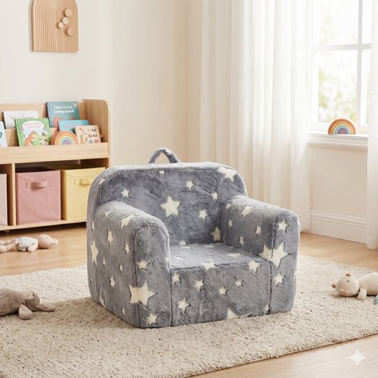 Grijze kinderfauteuil met sterrenprint, midden in een kinderkamer op een kleed.