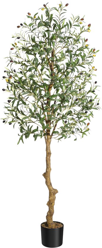 Een kunstmatige olijfboom met groene bladeren en olijven, staand in een zwarte pot op een witte achtergrond.