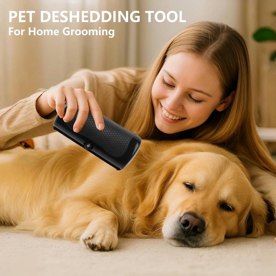 Een glimlachende vrouw gebruikt de zwarte ontharingsborstel op een slapende golden retriever.