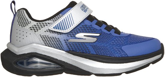 Blauwe Skechers sneaker met grijze en zilverkleurige details, klittenbandsluiting en luchtdemping in de zool.