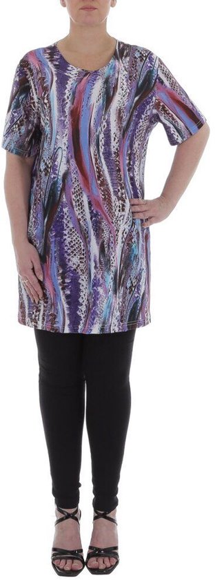 Dames tuniek met korte mouwen in paars, blauw en roze met abstracte print en een reptielenpatroon. Gedragen met zwarte legging en zwarte sandalen.