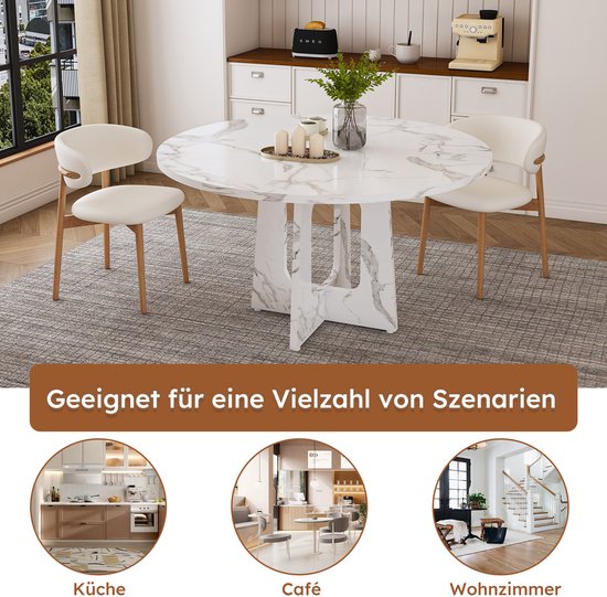 Marmerlook ronde eettafel, 120 cm, met vier witte stoelen en houten poten.