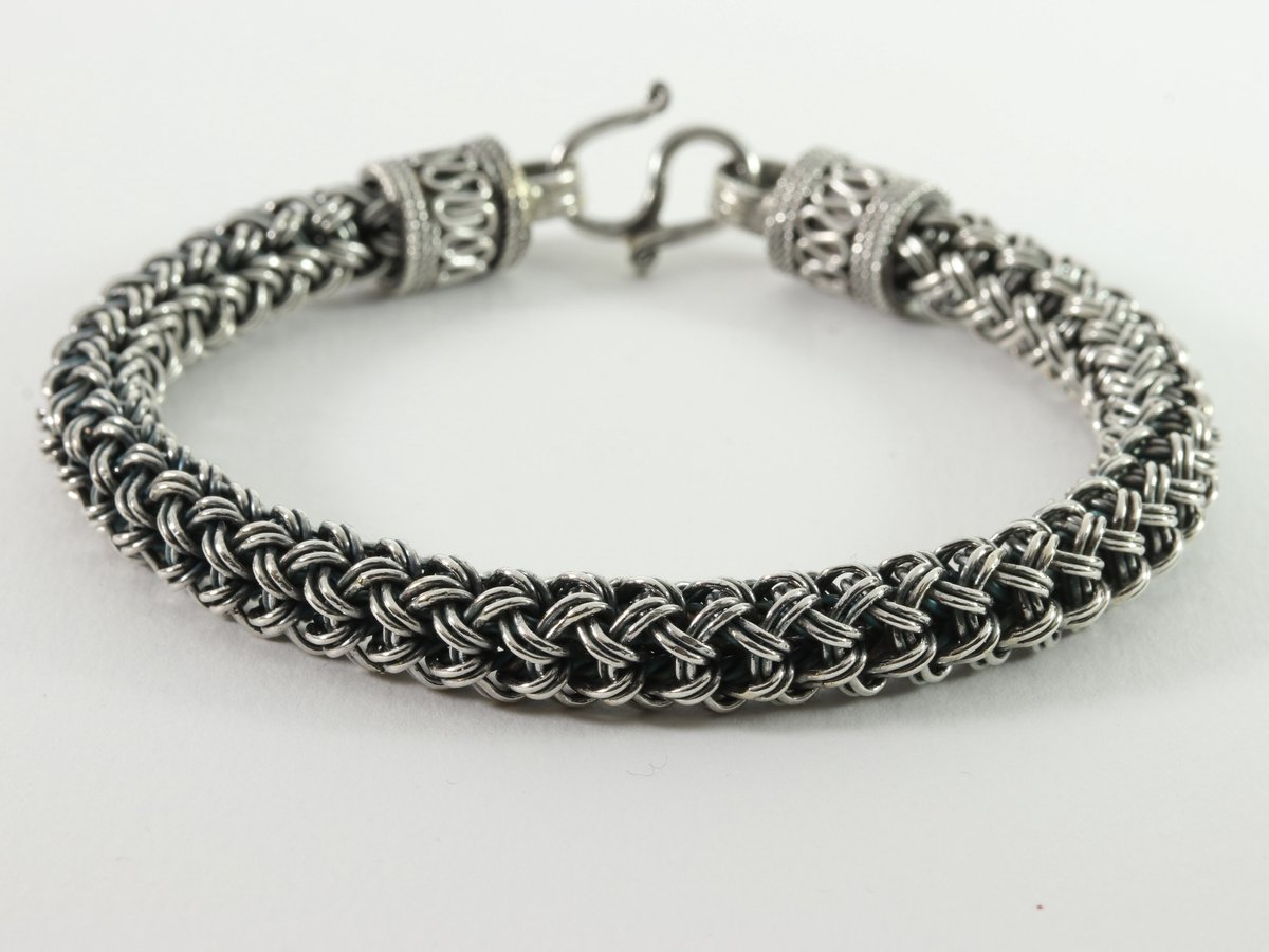 Zware ronde gevlochten zilveren armband - polsomtrek 19 cm.