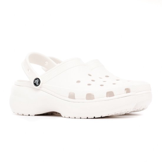 Zij-aanzicht van witte Crocs platformschoenen met cirkelvormige ventilatiegaten.