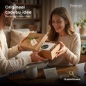 Man en vrouw openen een cadeau met een doosje met vogels erop.
