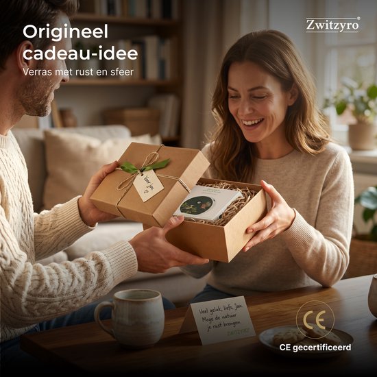 Man en vrouw openen een cadeau met een doosje met vogels erop.