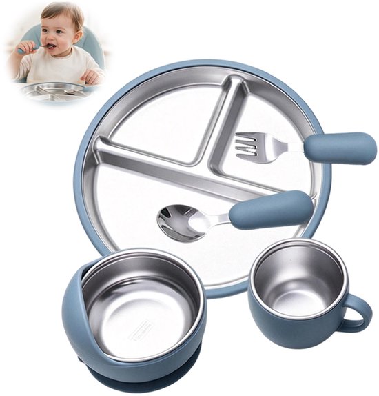 Blauw RVS kinderservies met lepel, vork, bord met verdelingen, mok en bakje, met een kleine inset van een baby die eet.