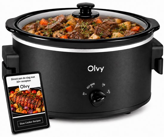 Zwarte Olvy slowcooker met deksel, gevuld met stoofvlees, aardappelen, wortelen en champignons. Een tablet toont "Slow Cooker Recipes".