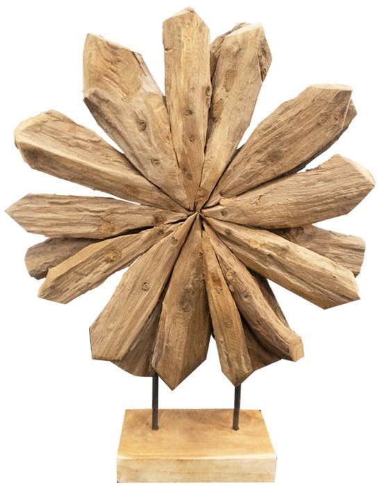 Houten bloemdecoratie op een vierkante houten voet met metalen staanders. De bloem bestaat uit scherpe, natuurlijke houten stukken.