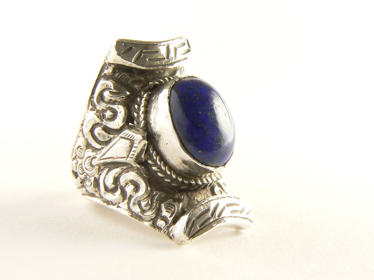 Bewerkte zilveren zadelring met lapis lazuli