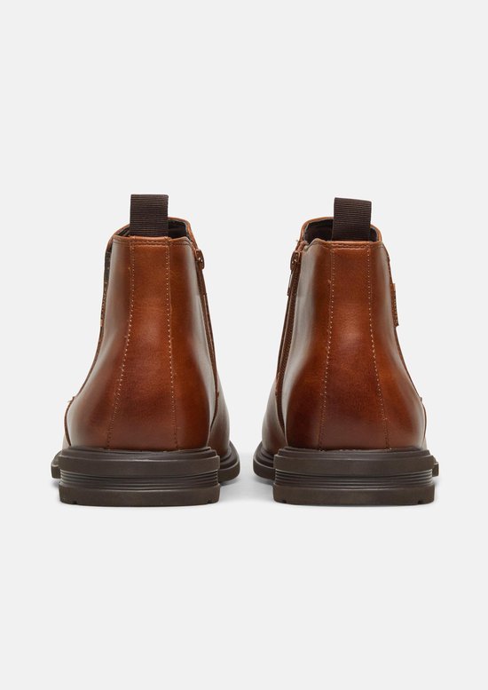 Achterkant van bruine leren chelsea boots met ritssluiting, elastische zijkanten en dikke zolen.