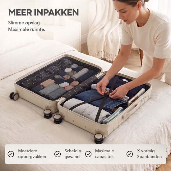 Vrouw pakt een beige koffer in op een bed, met interne opbergvakken.