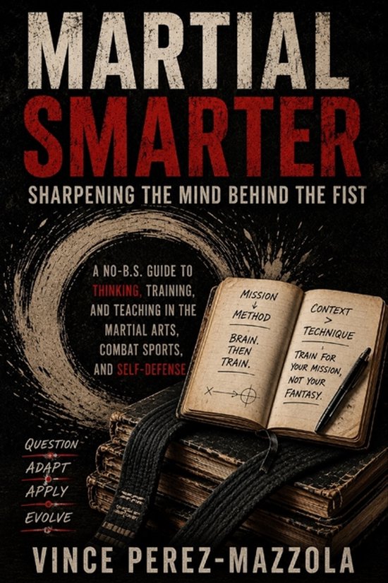 Boekomslag Martial Smarter met een open notitieboek, zwarte band en inktpen op een stapel oude boeken.